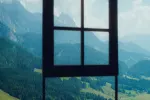 Fensterblick auf Berge und Täler