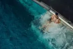 Person schwimmt in einem Schwimmbad