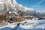Berglandschaft mit verschneiten Hängen und Gebäuden
