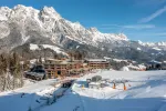 Schneebedeckte Berge mit Baustelle im Vordergrund