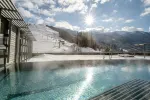 Helle Aussicht auf einen Pool mit Bergen im Hintergrund