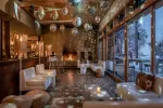 Gemütlicher Lounge-Bereich mit Sitzgelegenheiten und Kamin