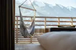 Hängematte auf einem Balkon mit Blick auf die Berge