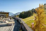 Szenischer Blick von einer Holzterrasse auf die Berge