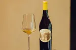 Weinflasche und ein Glas auf einem Tisch
