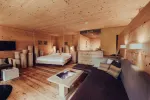 geräumiges Zimmer mit holzverkleidung und zwei Betten