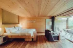 Gemütliches Schlafzimmer aus Holz mit natürlichem Licht