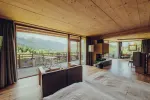 Moderne Innenansicht eines hellen Raumes mit Fenstern und Naturblick