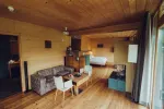 Gemütliches Zimmerinterieur mit Holzboden und Möbeln