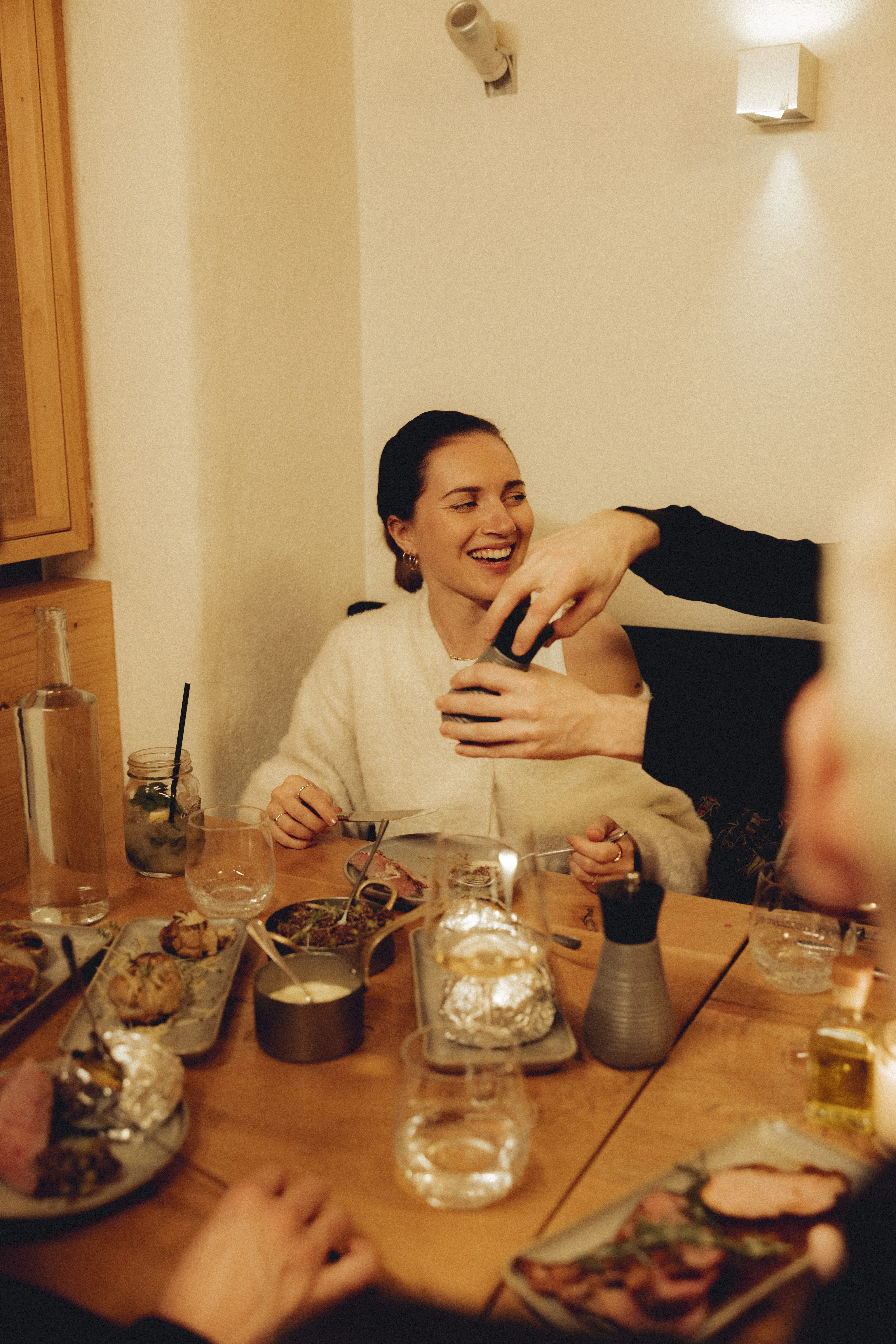 Frau genießt Abendessen