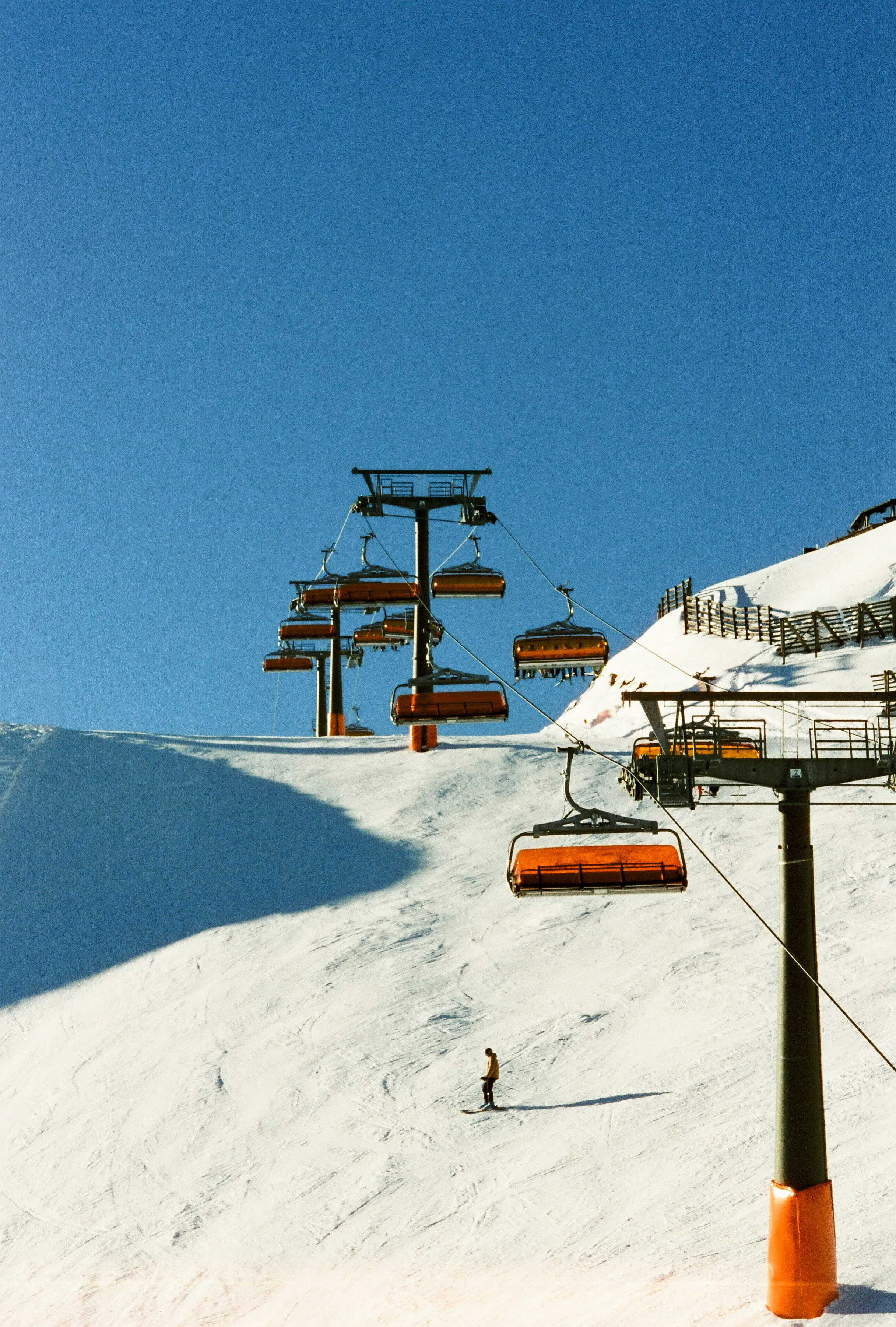 Skilift mit bunten Gondeln
