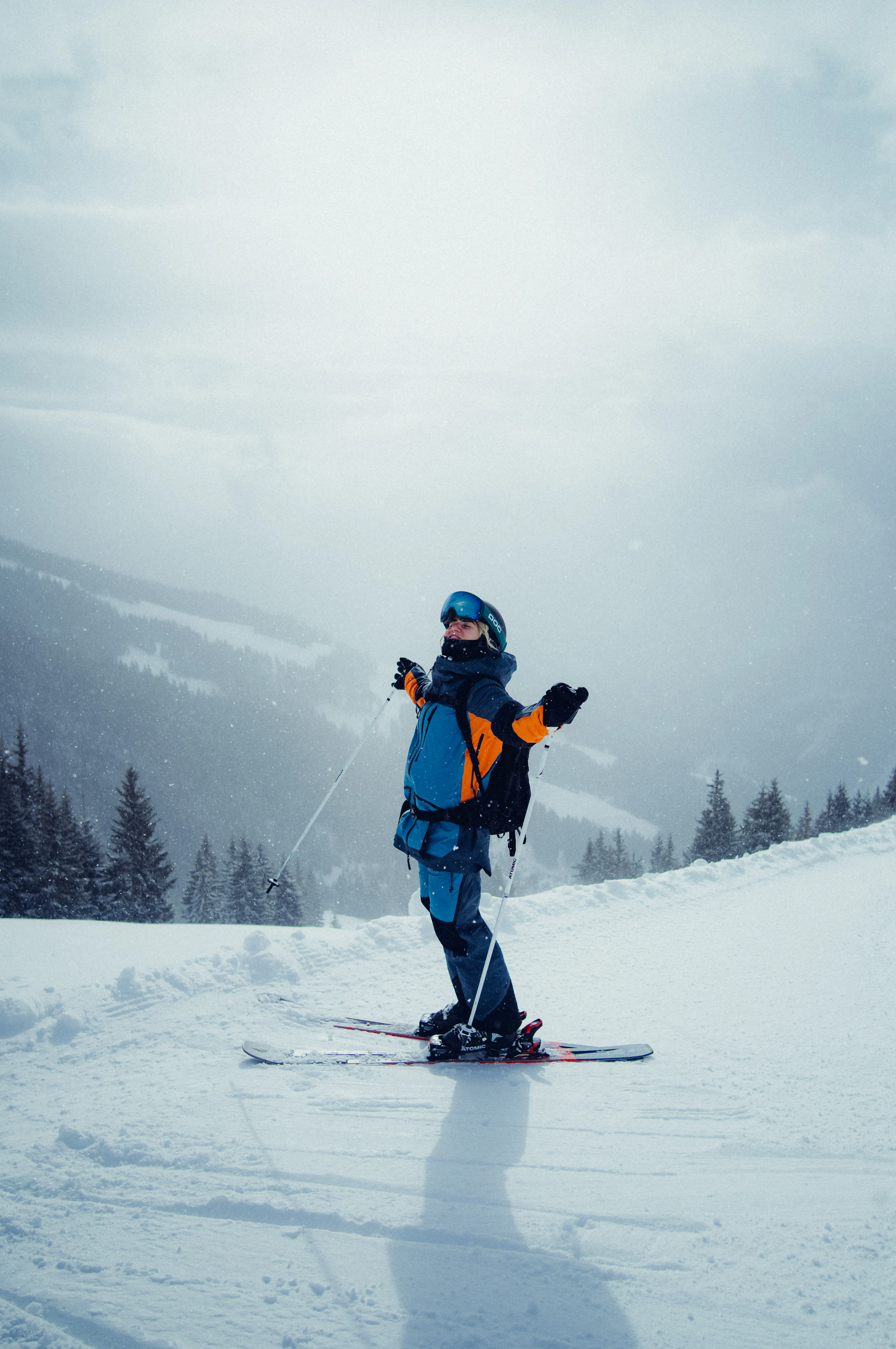Skifahrer mit bunter Skikleidung auf der Piste
