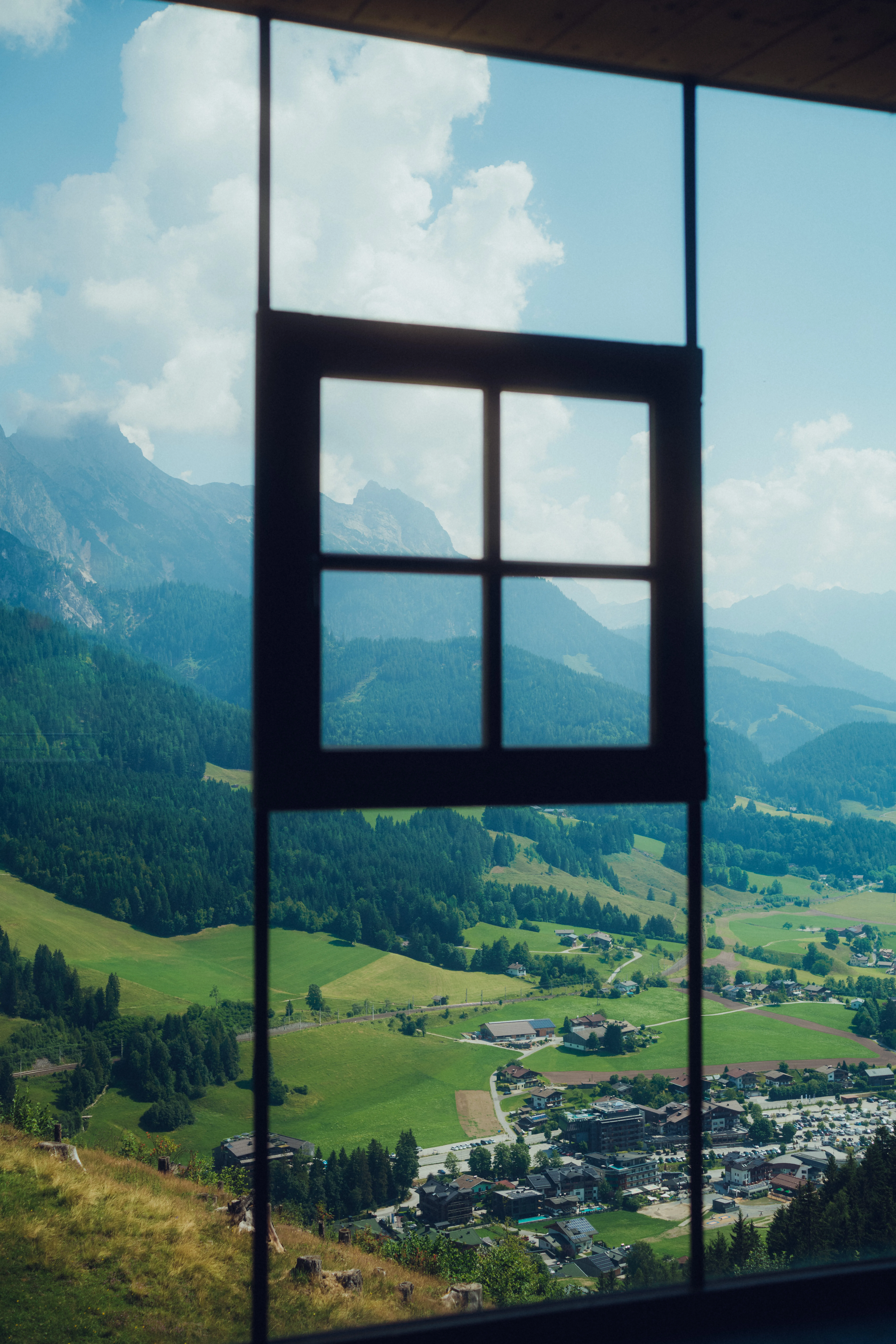 Ausblick aus dem Spabereich ins Tal