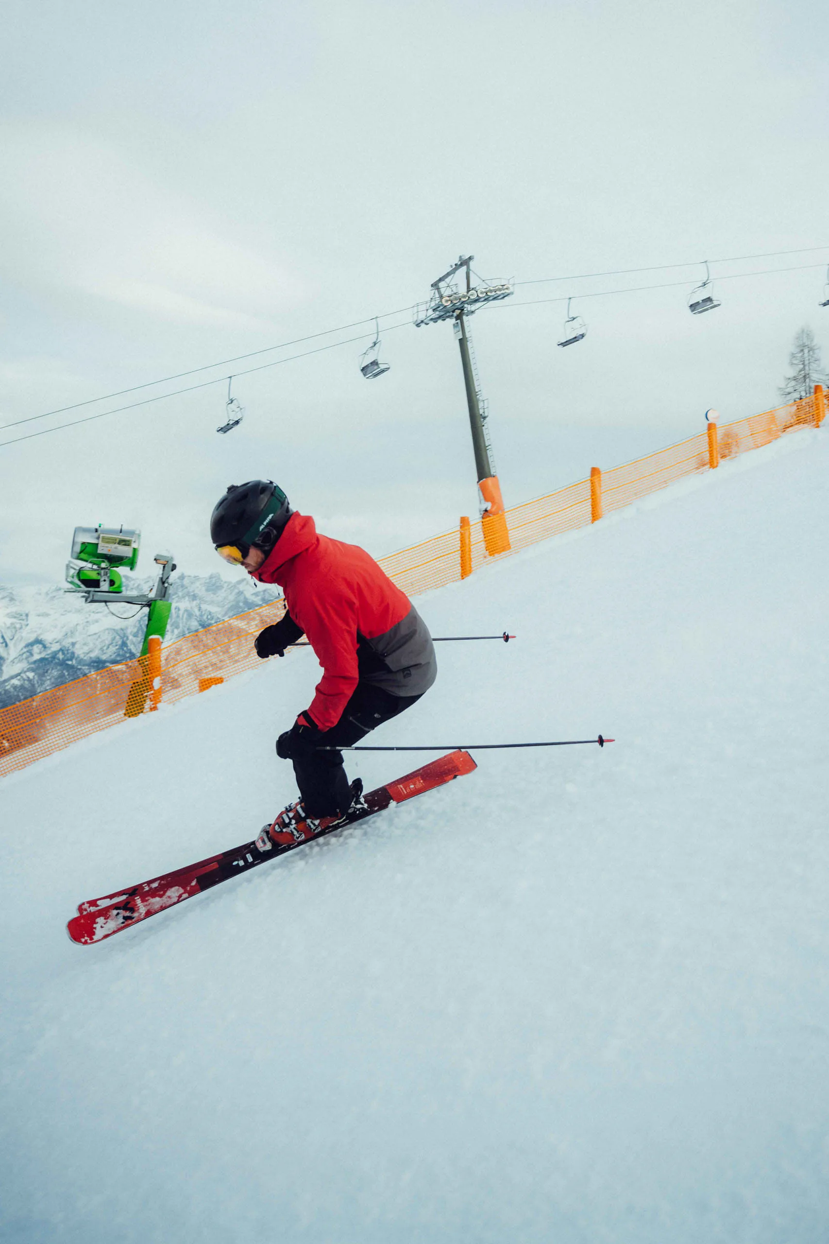 Skifahrer in der Sonne auf der Piste