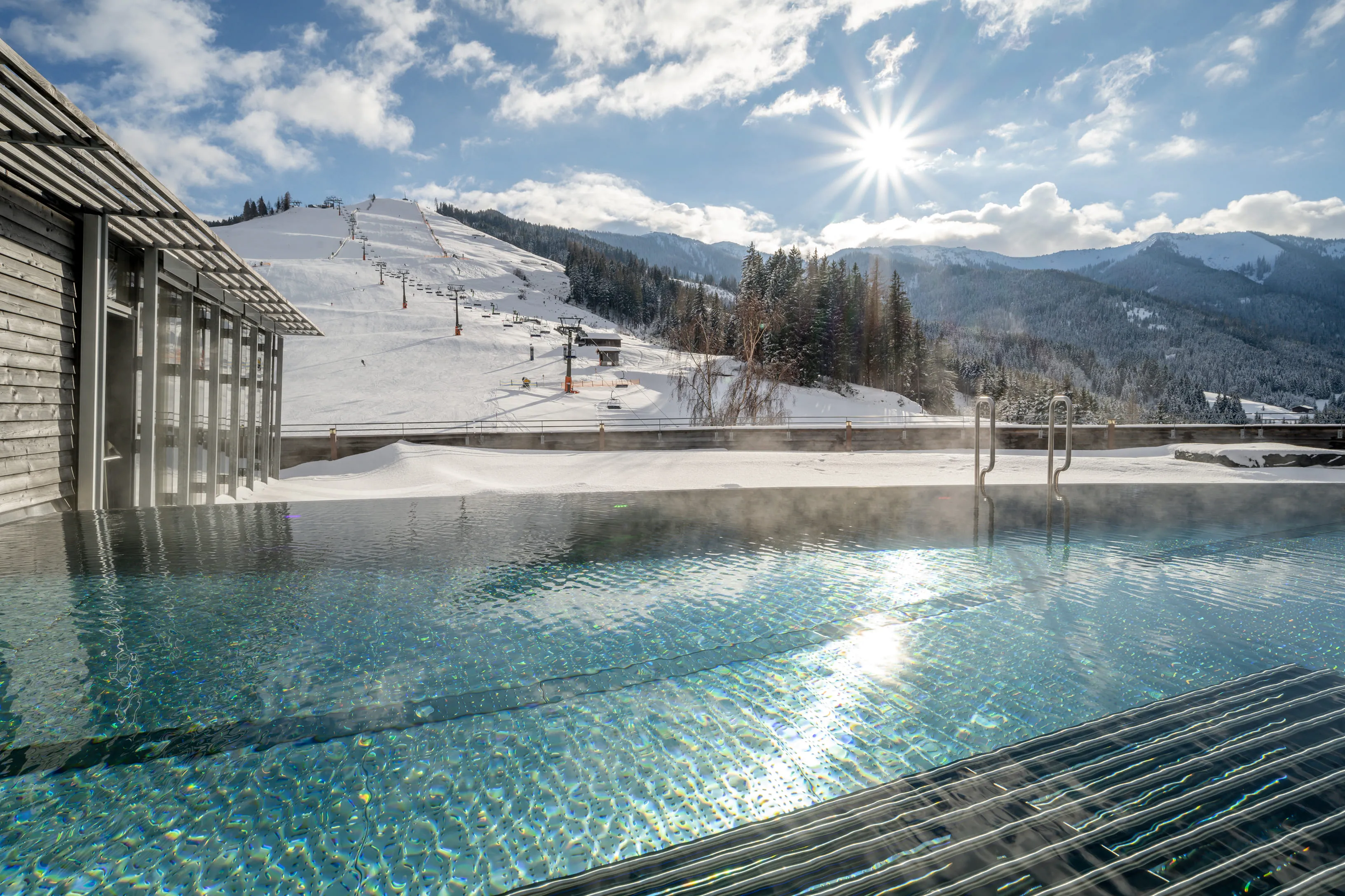 Pool vor Winterkulisse