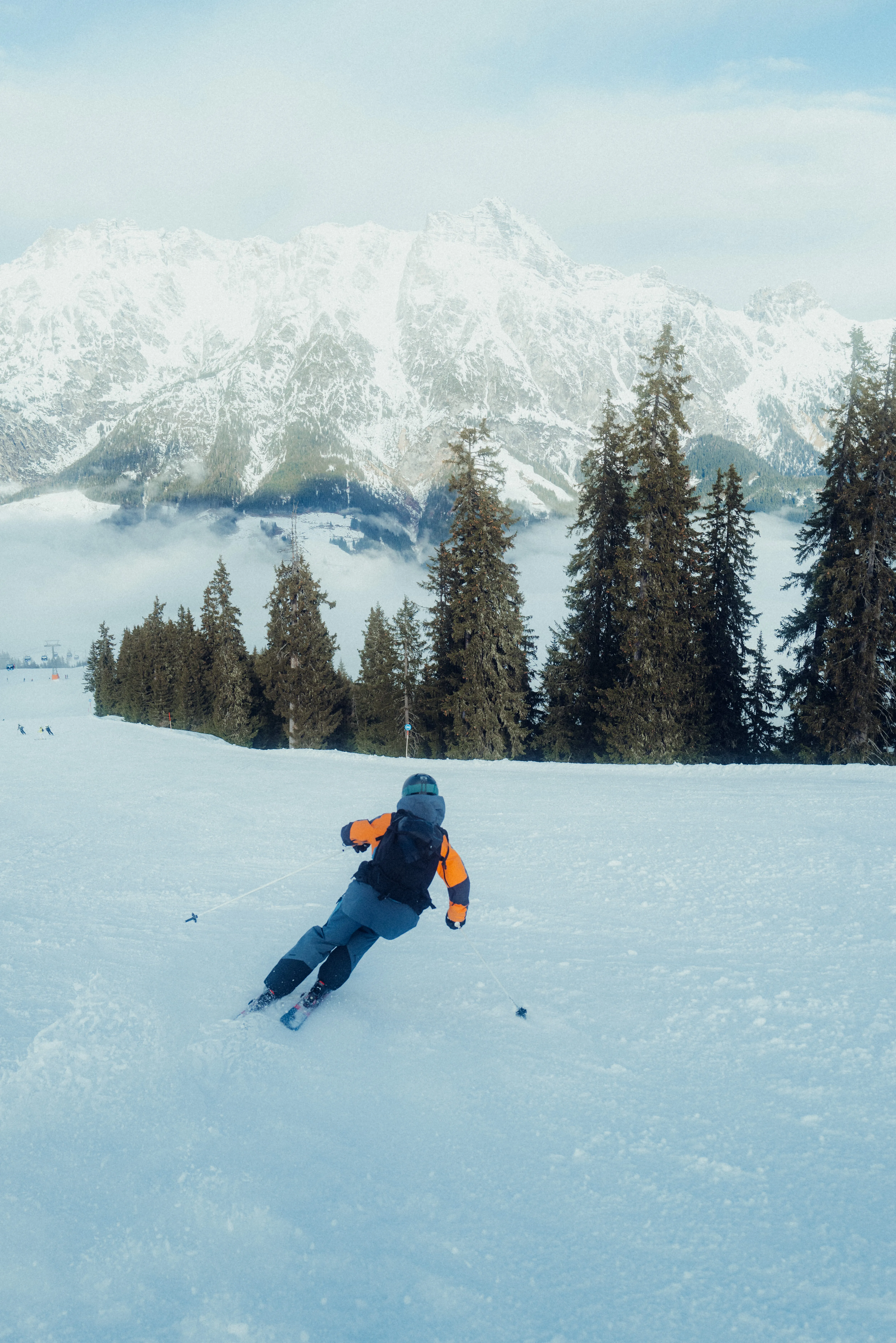 Skifahrer in der Sonne auf der Piste