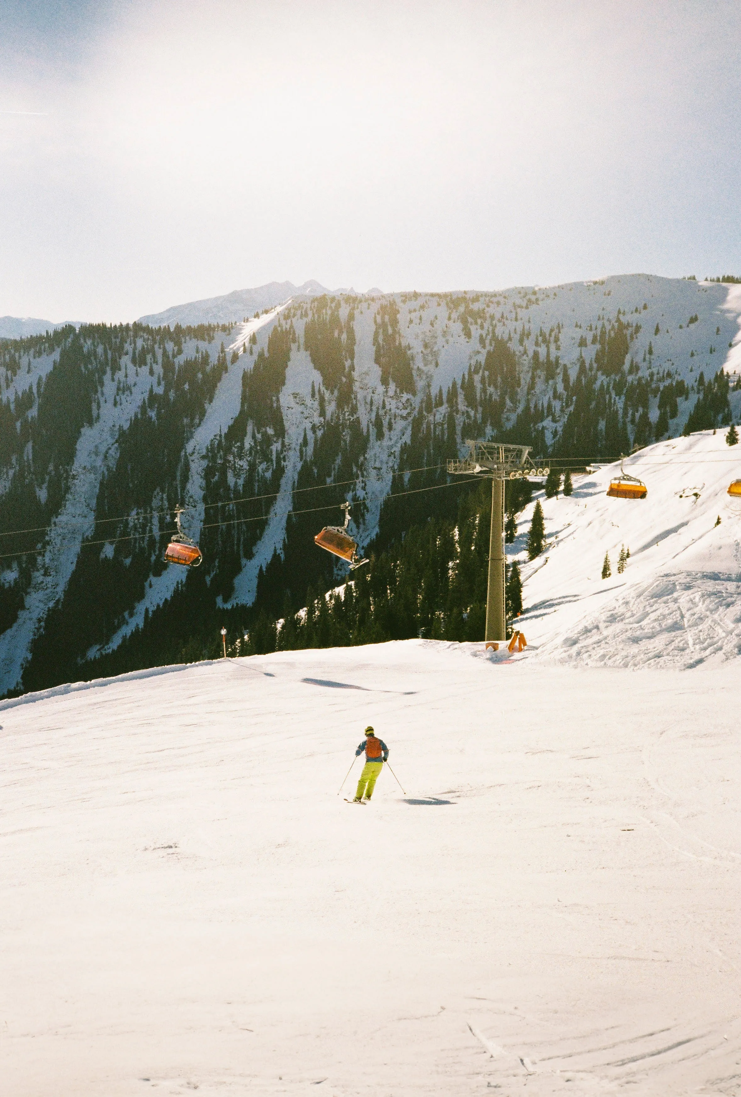 Skifahrer in der Sonne auf der Piste