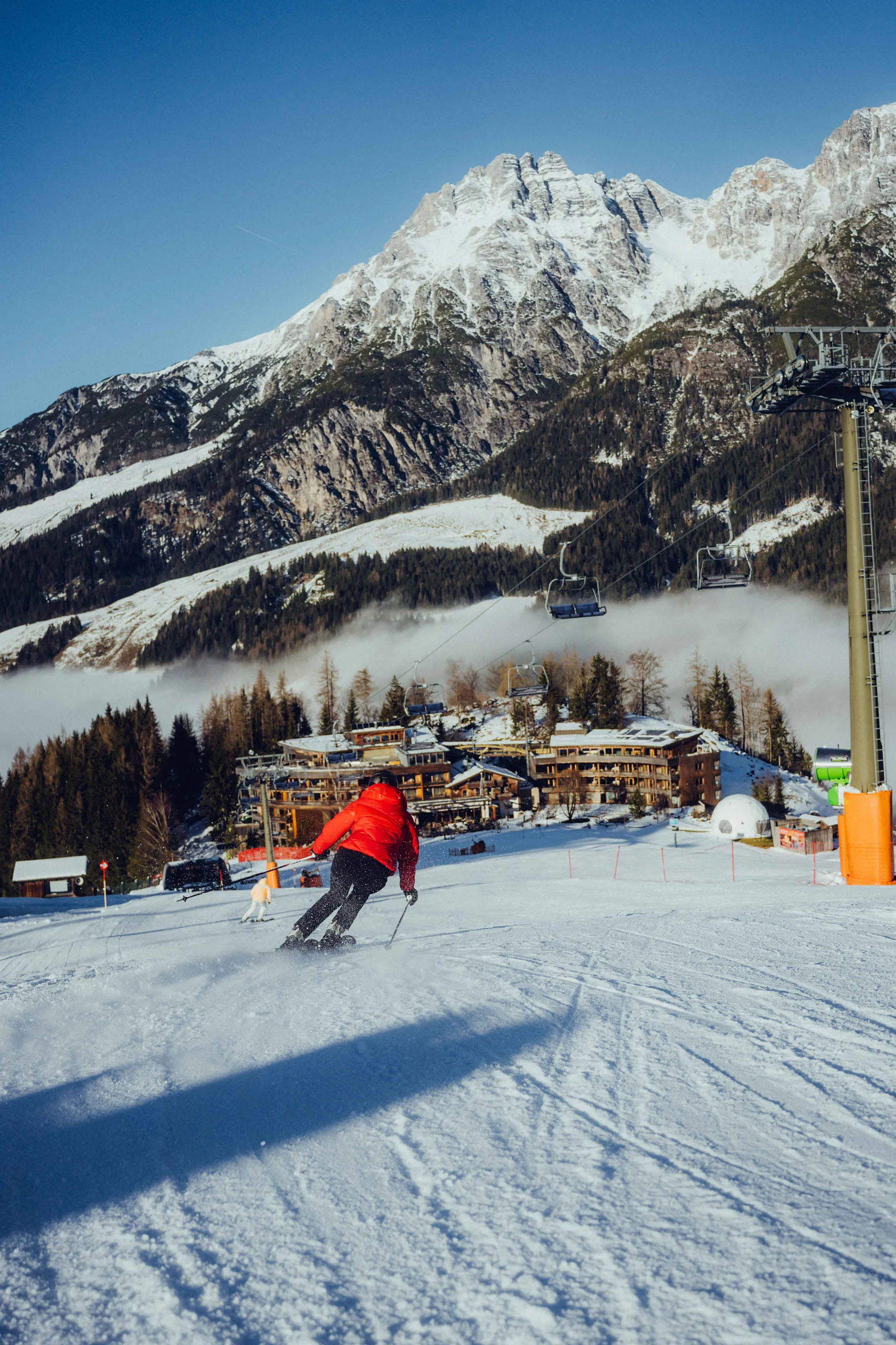 Skifahrerin in der Sonne auf der Piste