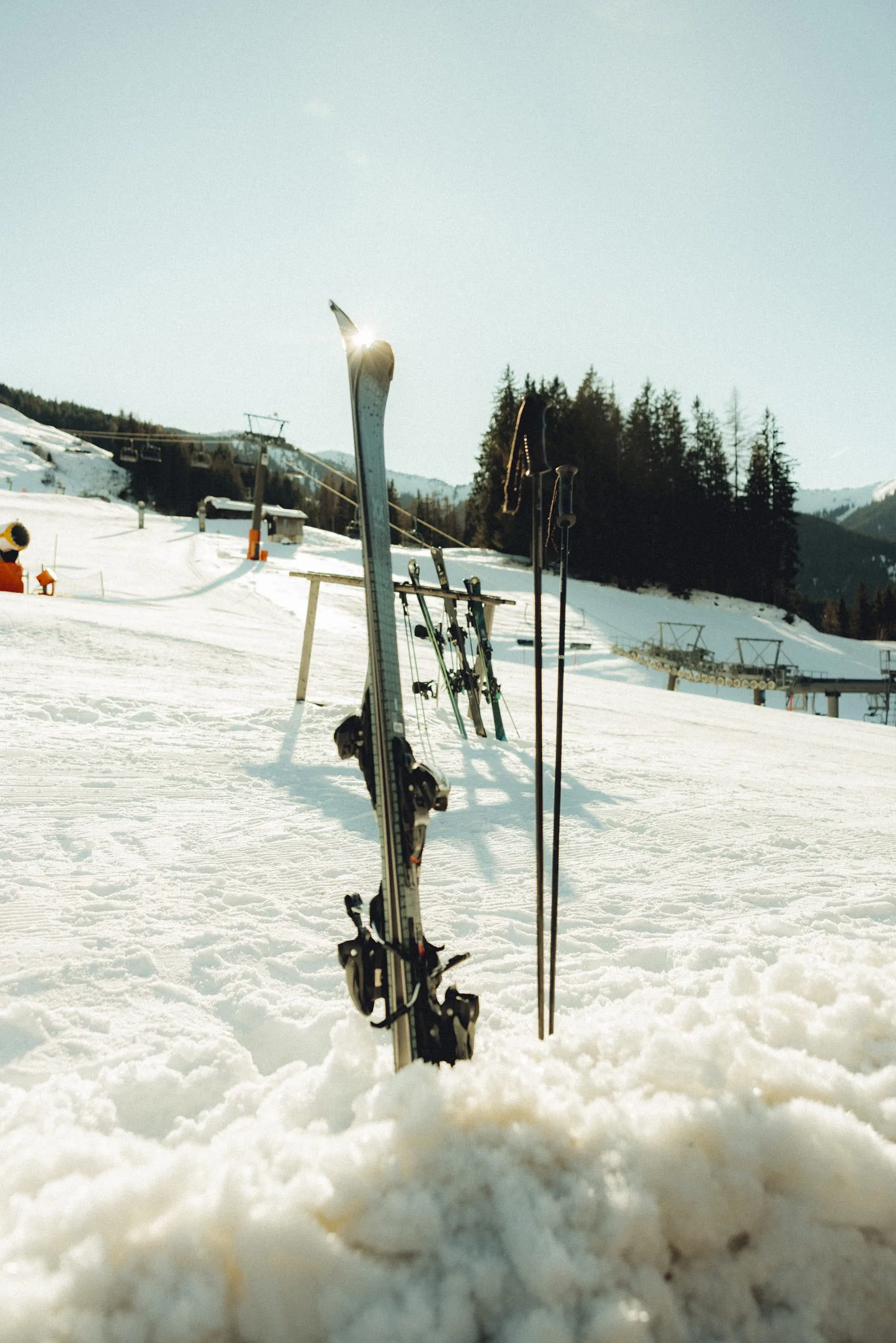 Ski im Schnee