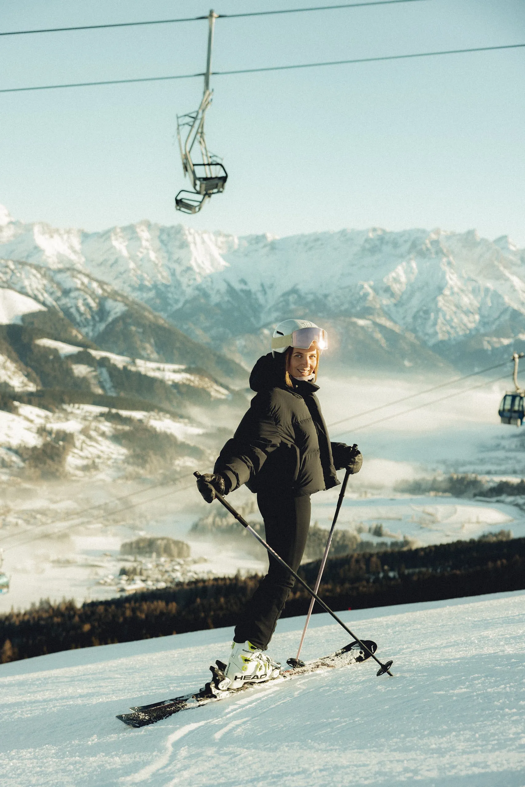 Skifahrer in der Sonne auf der Piste