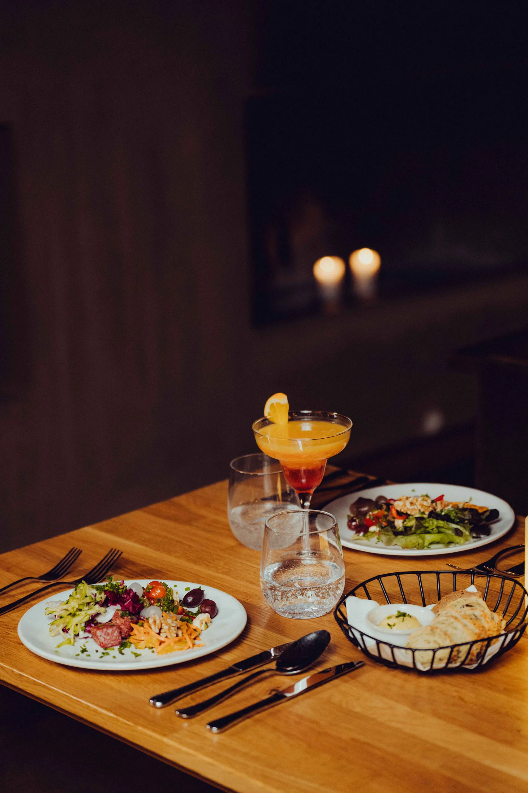 Nachmittagssnack und Cocktail
