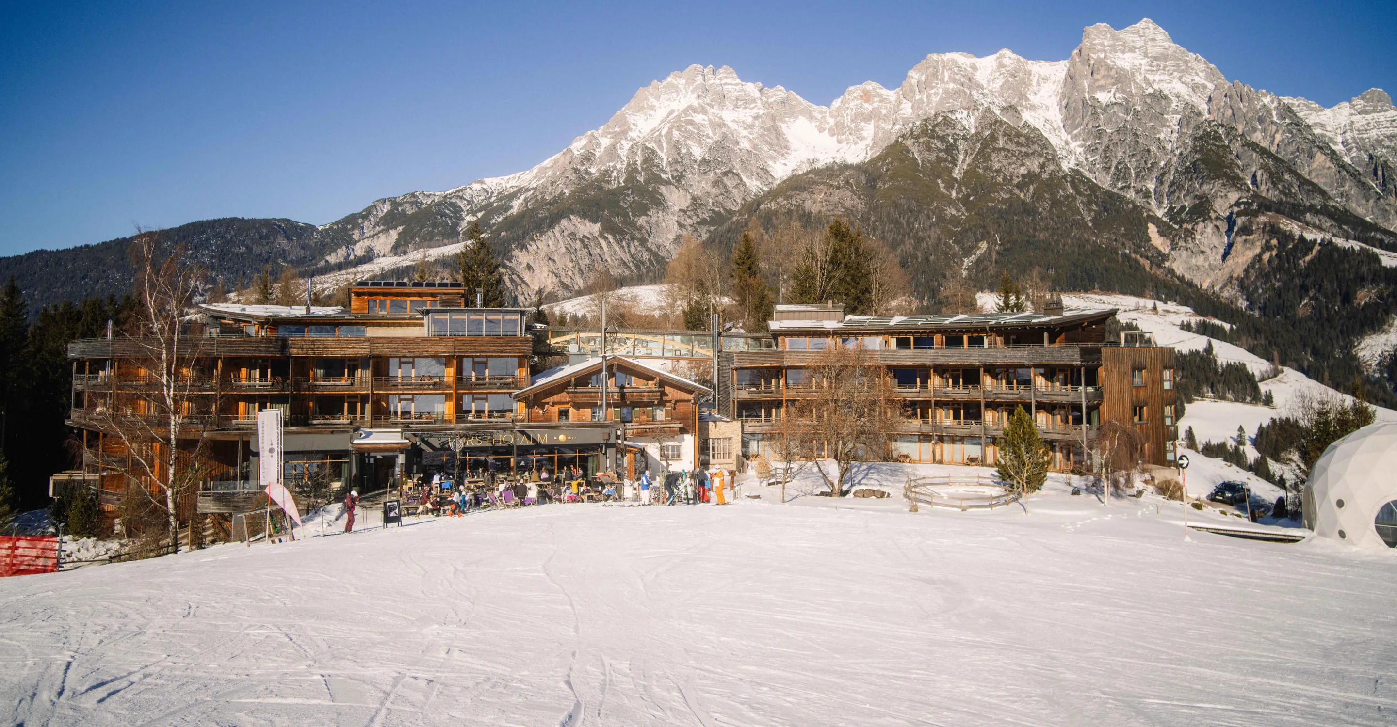 Moderne Hotelanlage in schneebedeckter Berglandschaft