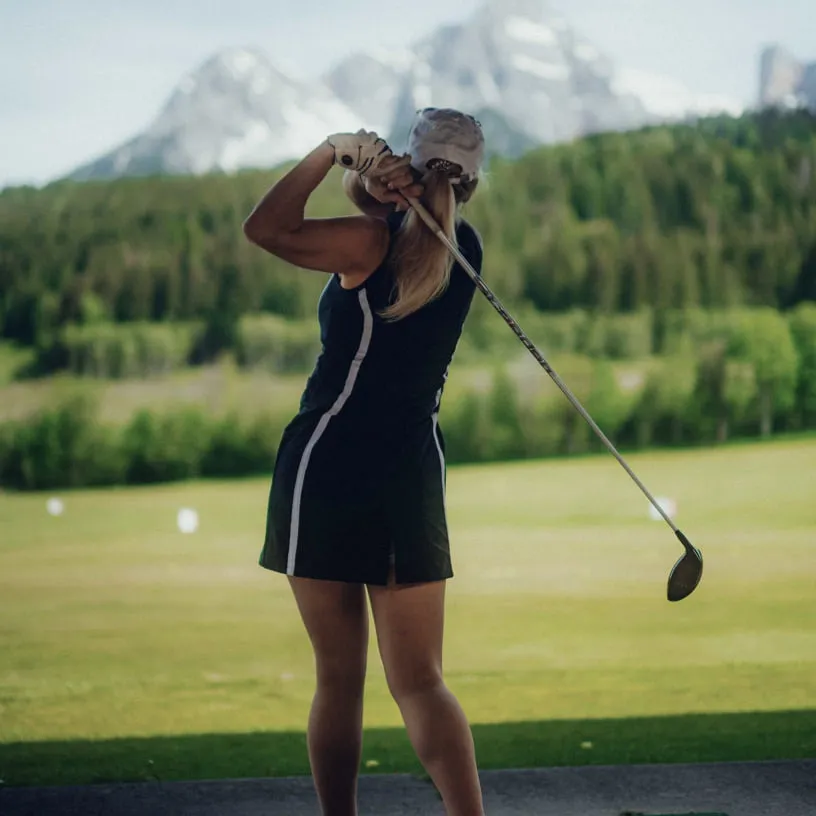 Golfen vor Bergkulisse