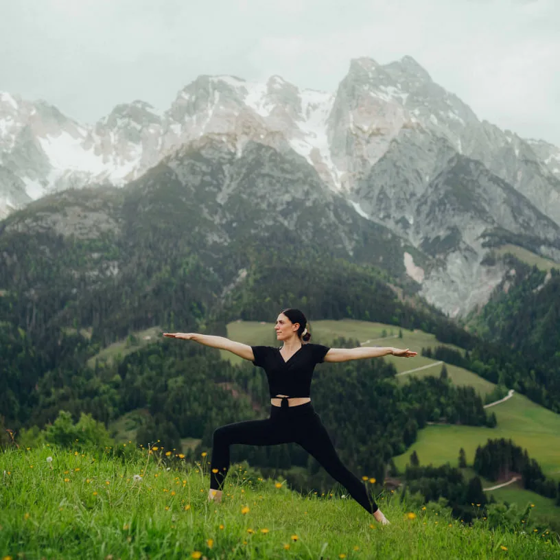 Yoga vor Bergkulisse