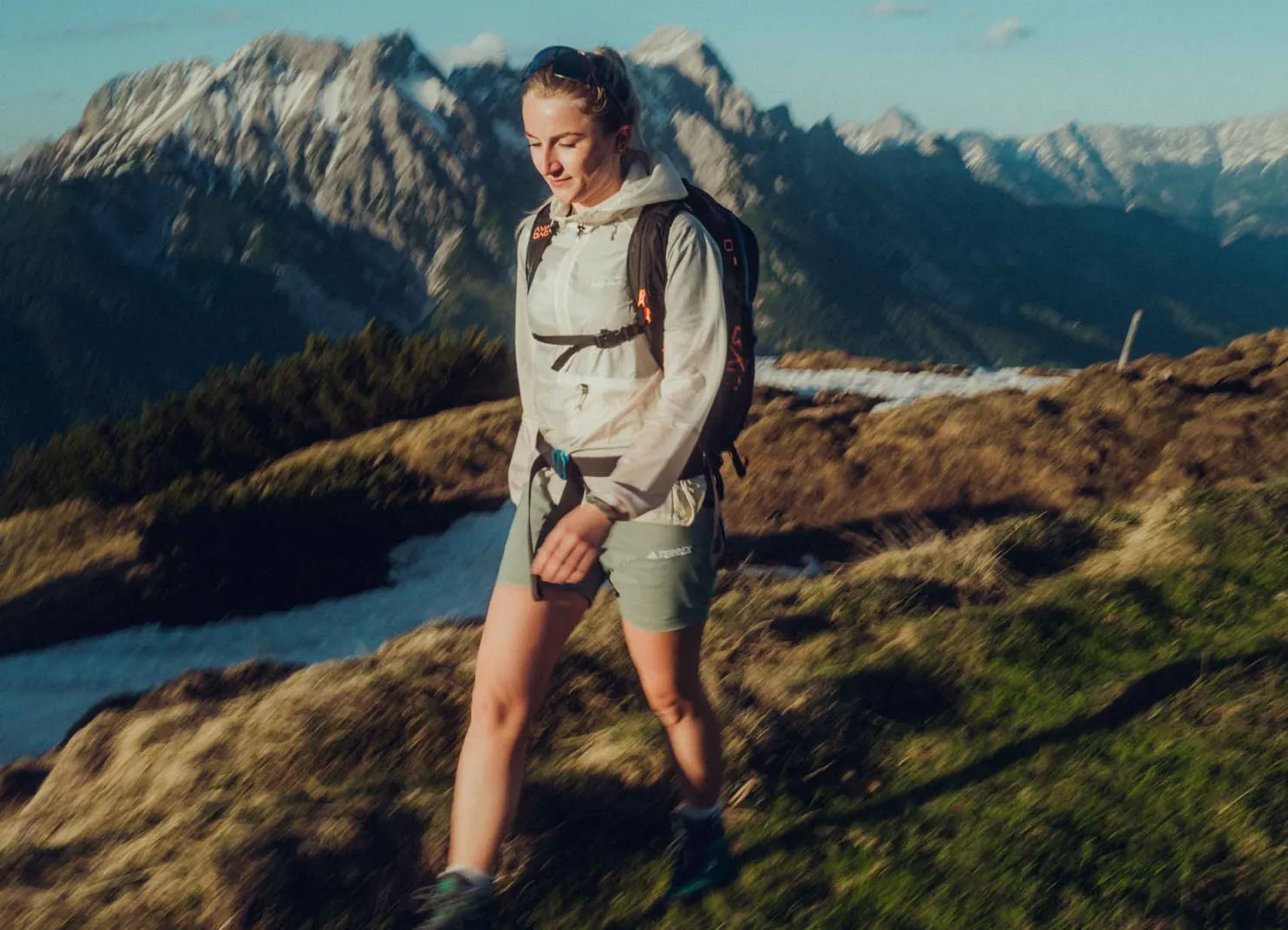 Glückliche Frau beim Wandern
