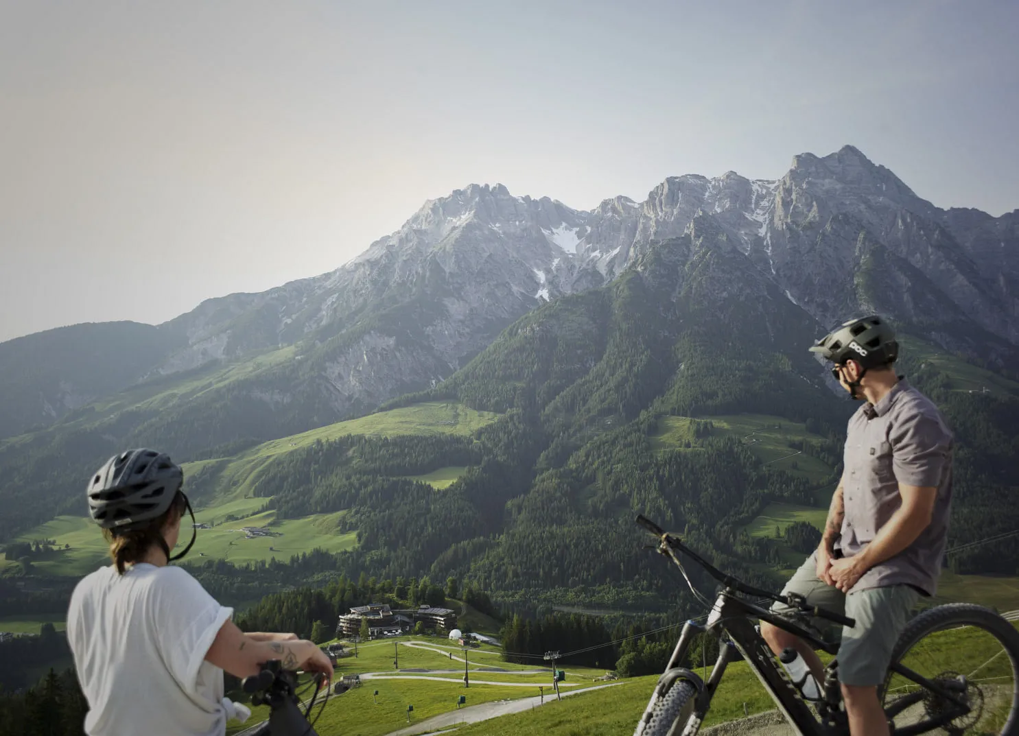 Radfahrer genießen Panorama