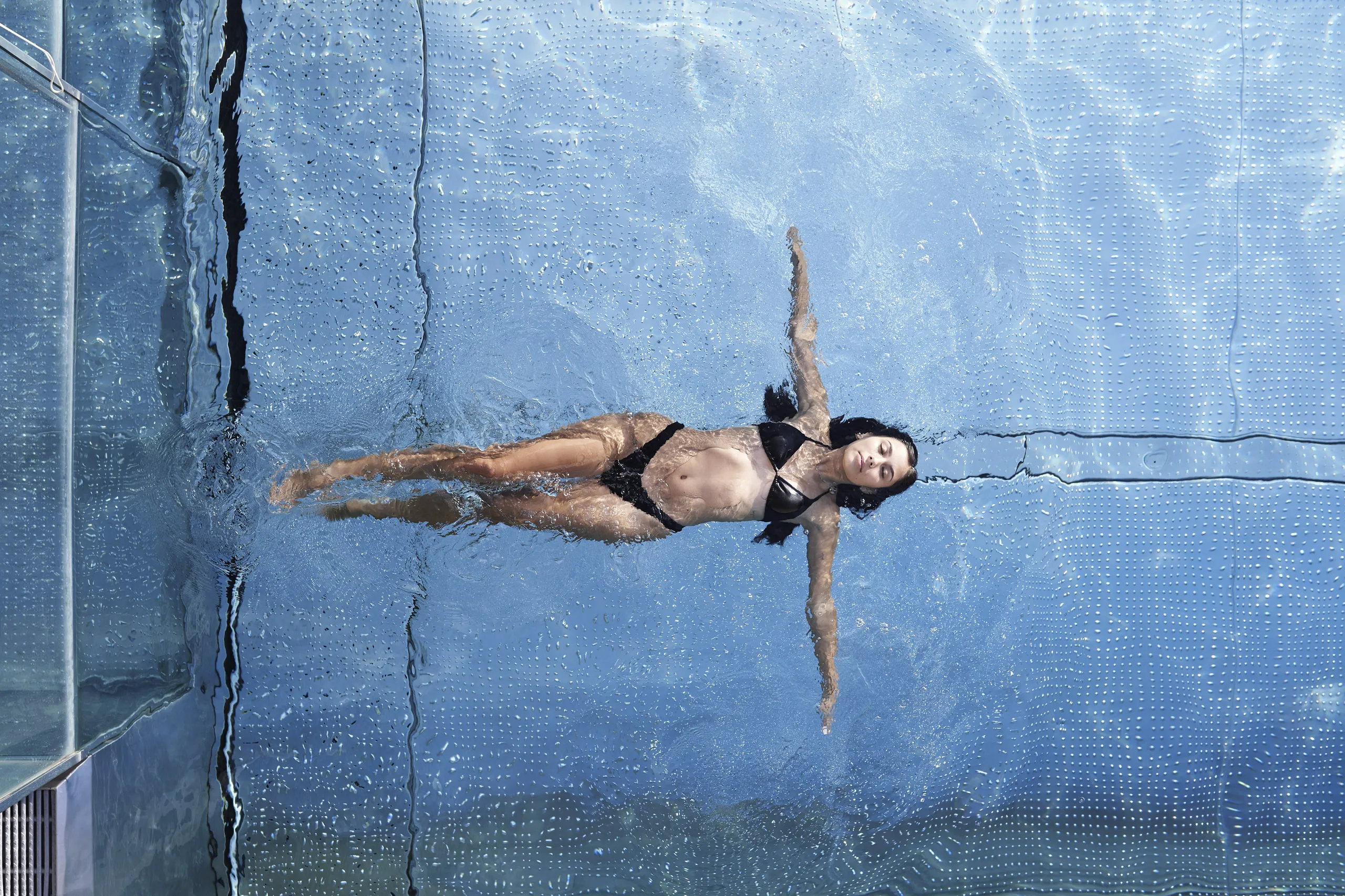 Frau schwimmt im Spa-Pool des Holzhotel Forsthofalm