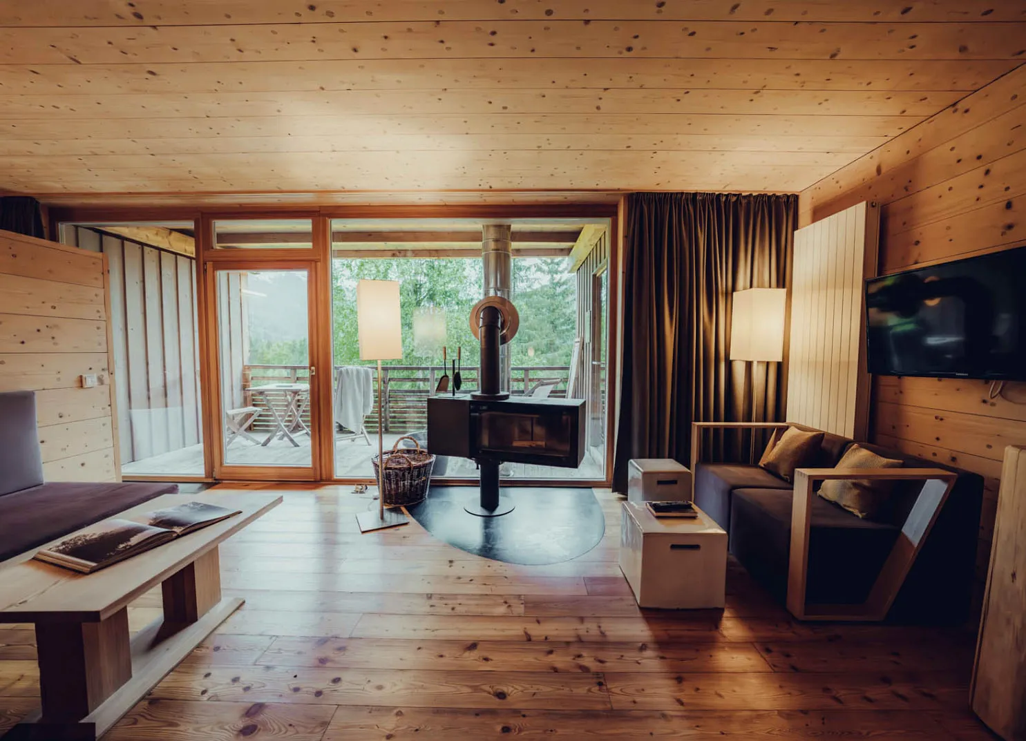Zimmer mit Kamin und Sofa