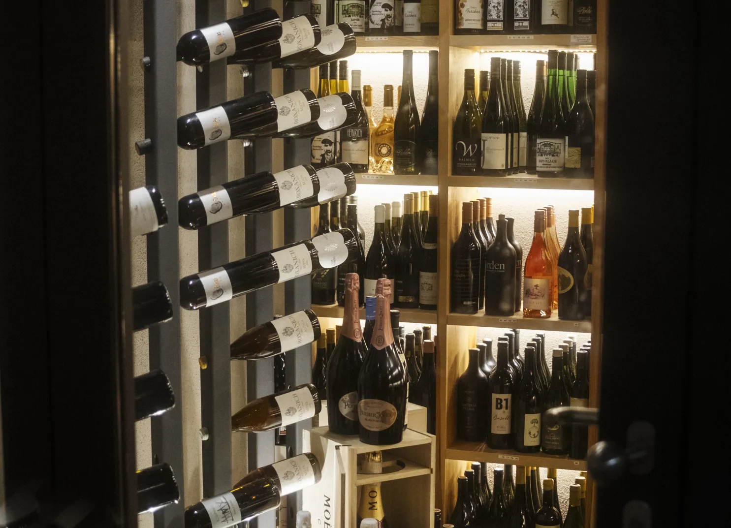Weinschrank mit Spezialitäten