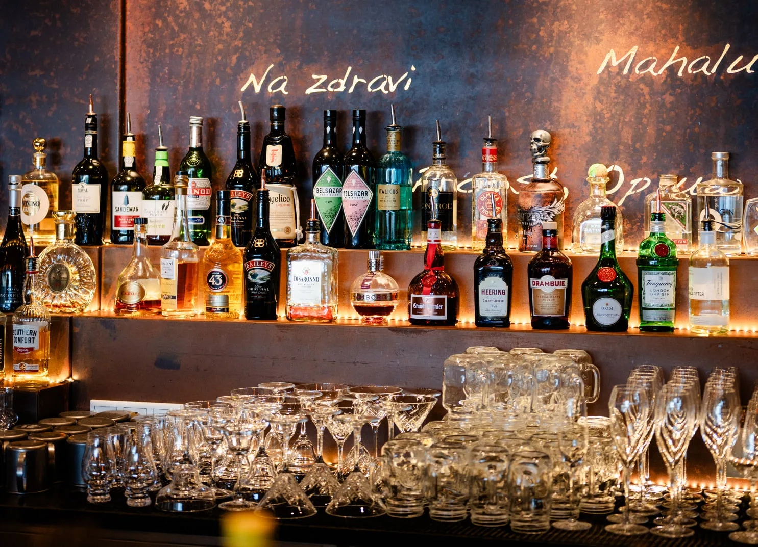 Flaschen und Gläser an der Bar