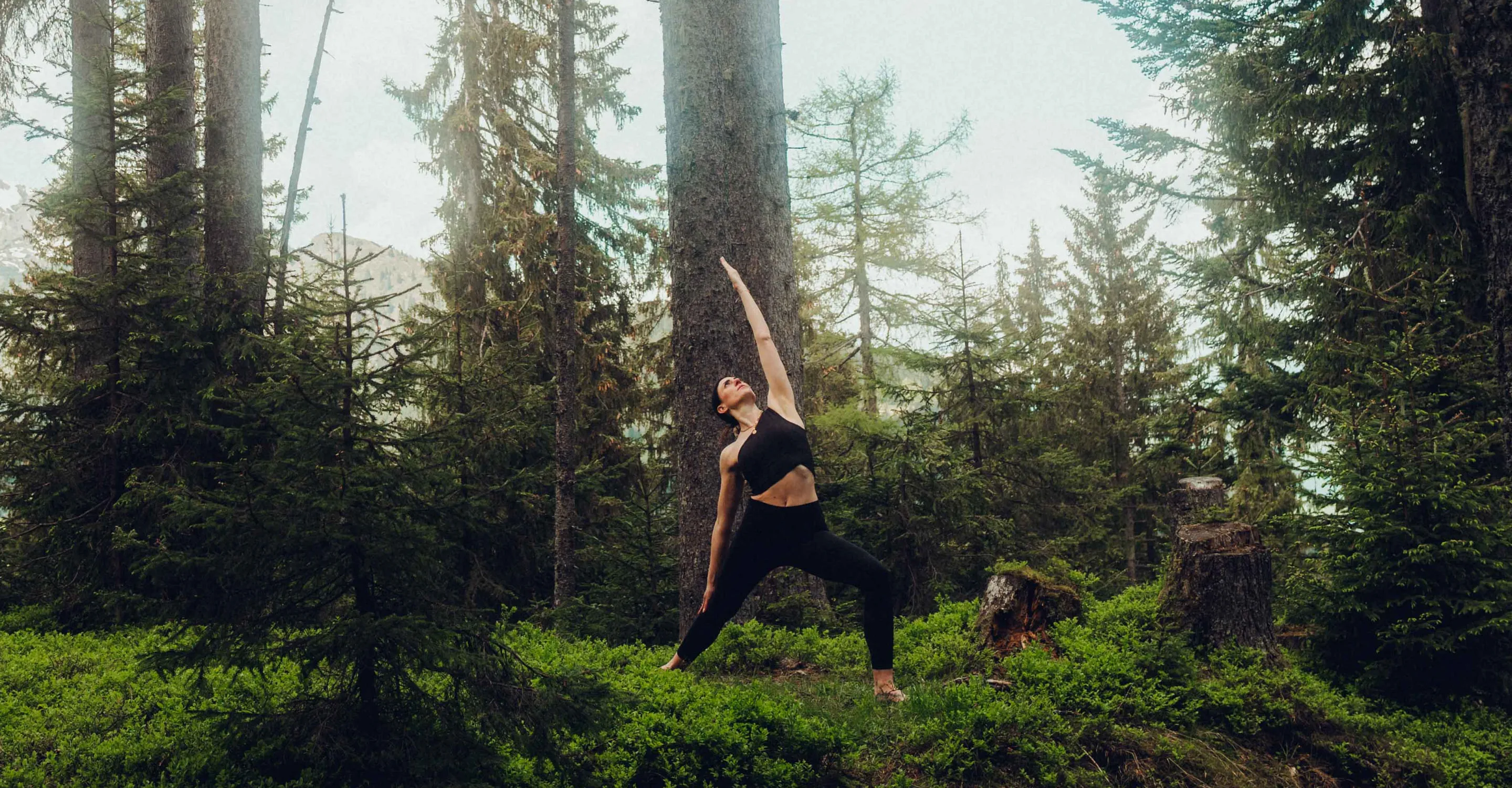 Frau macht Yoga im Wald