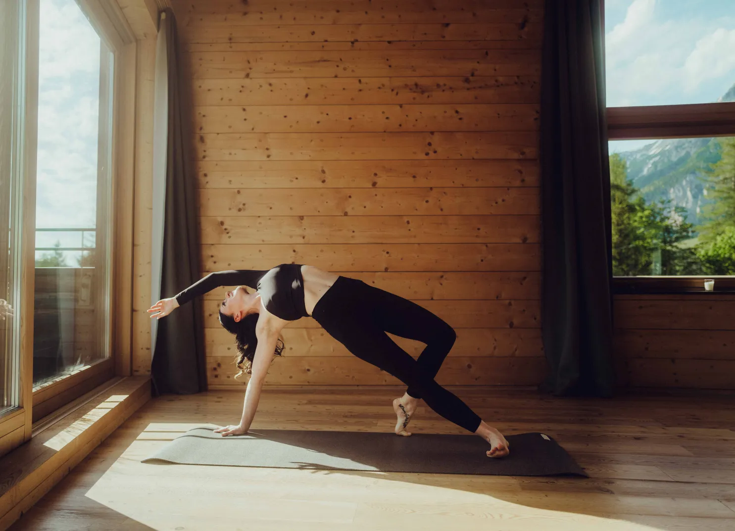 Frau macht Yoga im Yogaraum