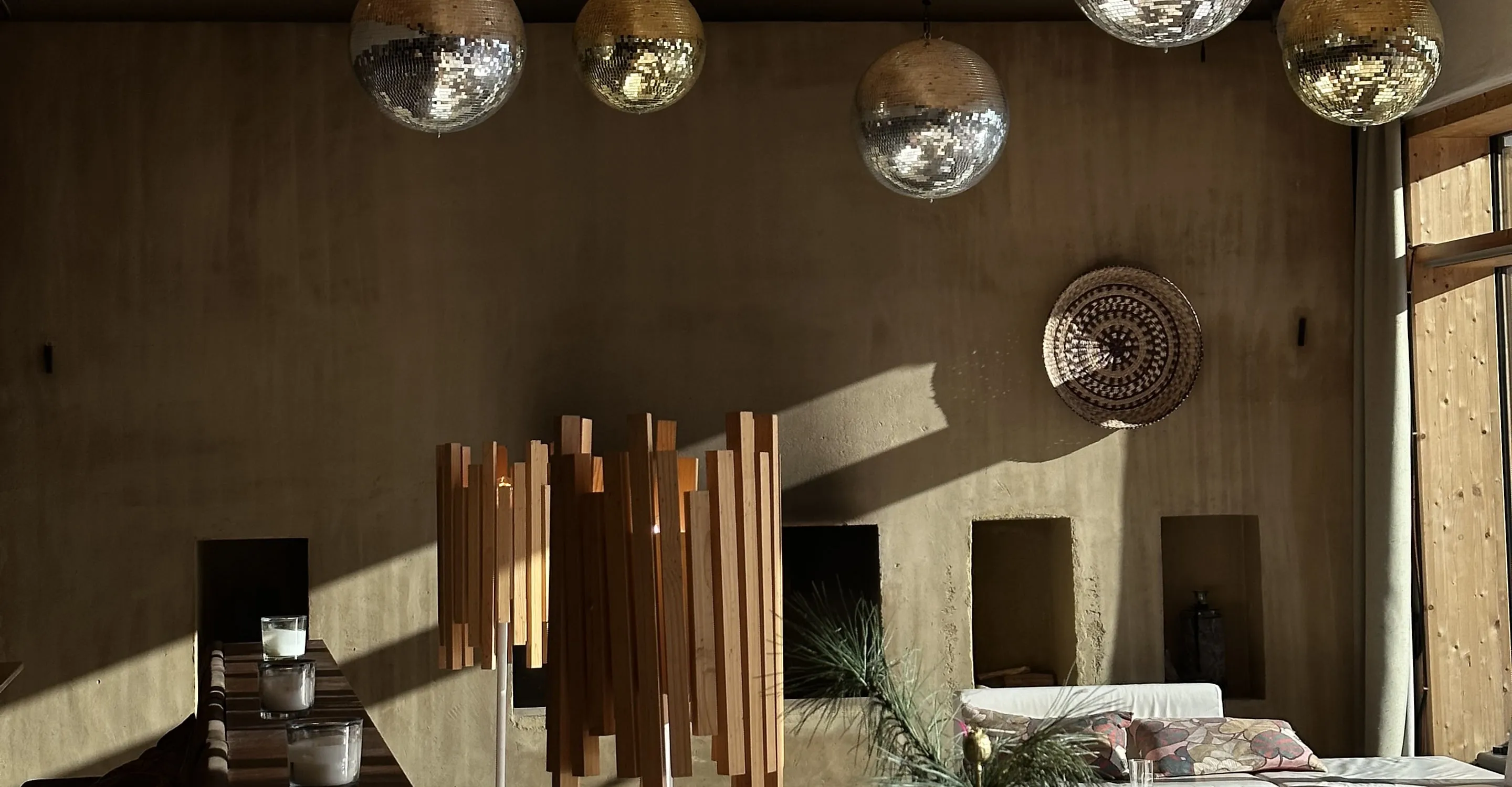 Bar mit Discokugeln