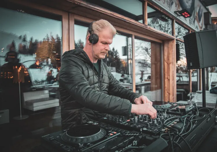 DJ auf der Sonnenterrasse