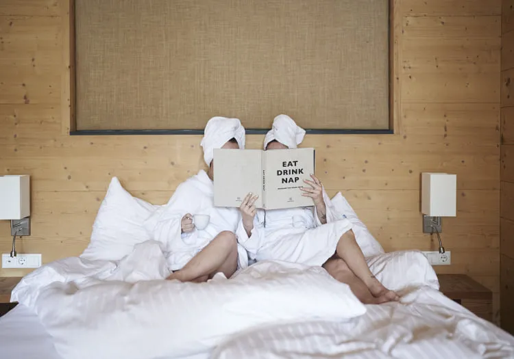 Zwei Freundinnen genießen Zeit im Hotelzimmer