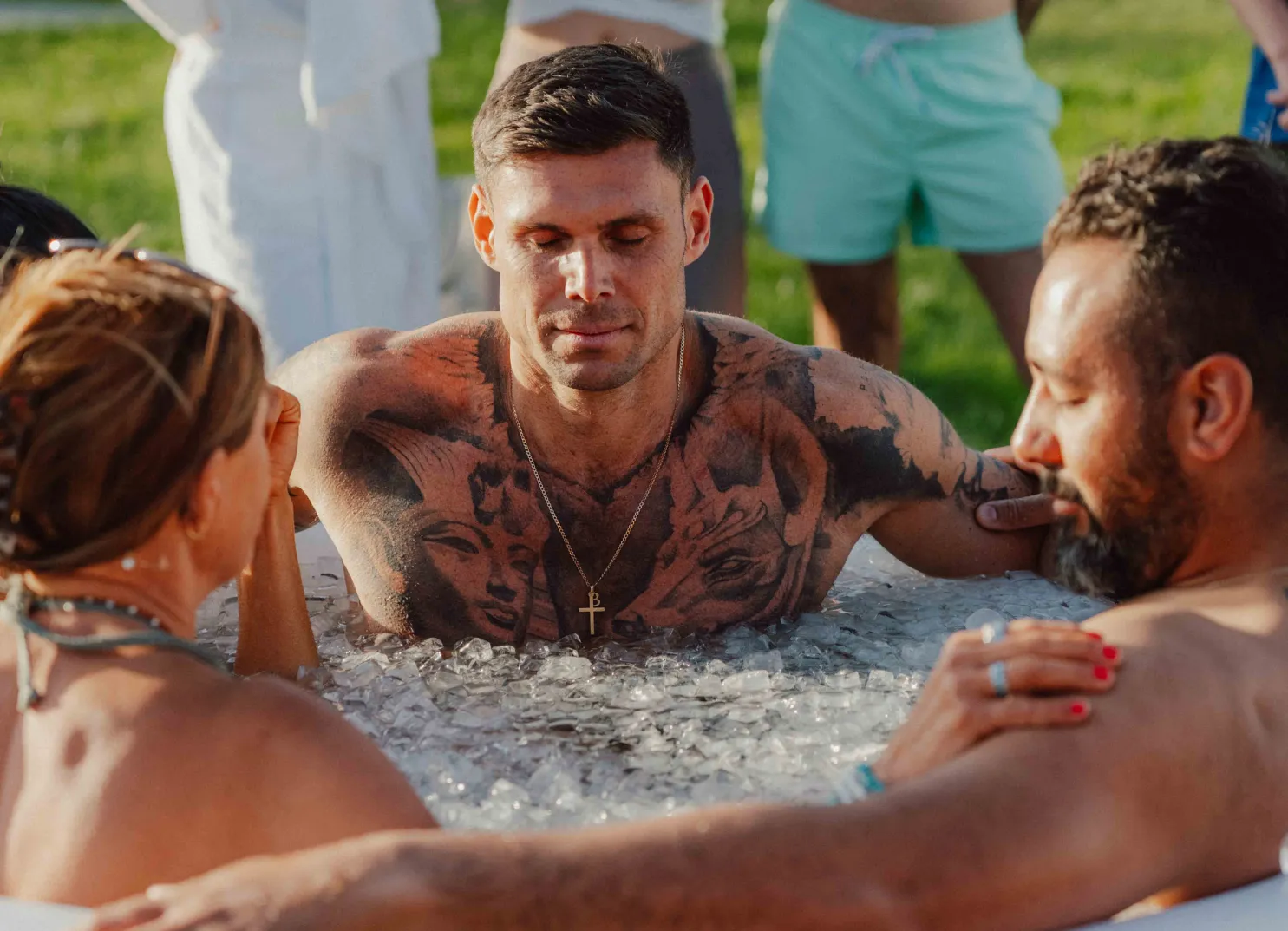 Personen in einem Pool bei einem Yoga-Festival.