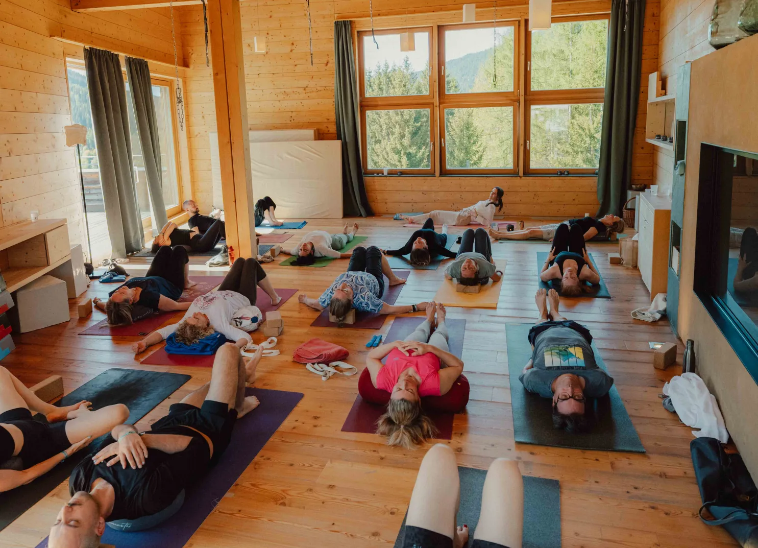 Yoga-Teilnehmer in einem Holzraum während eines Festivals