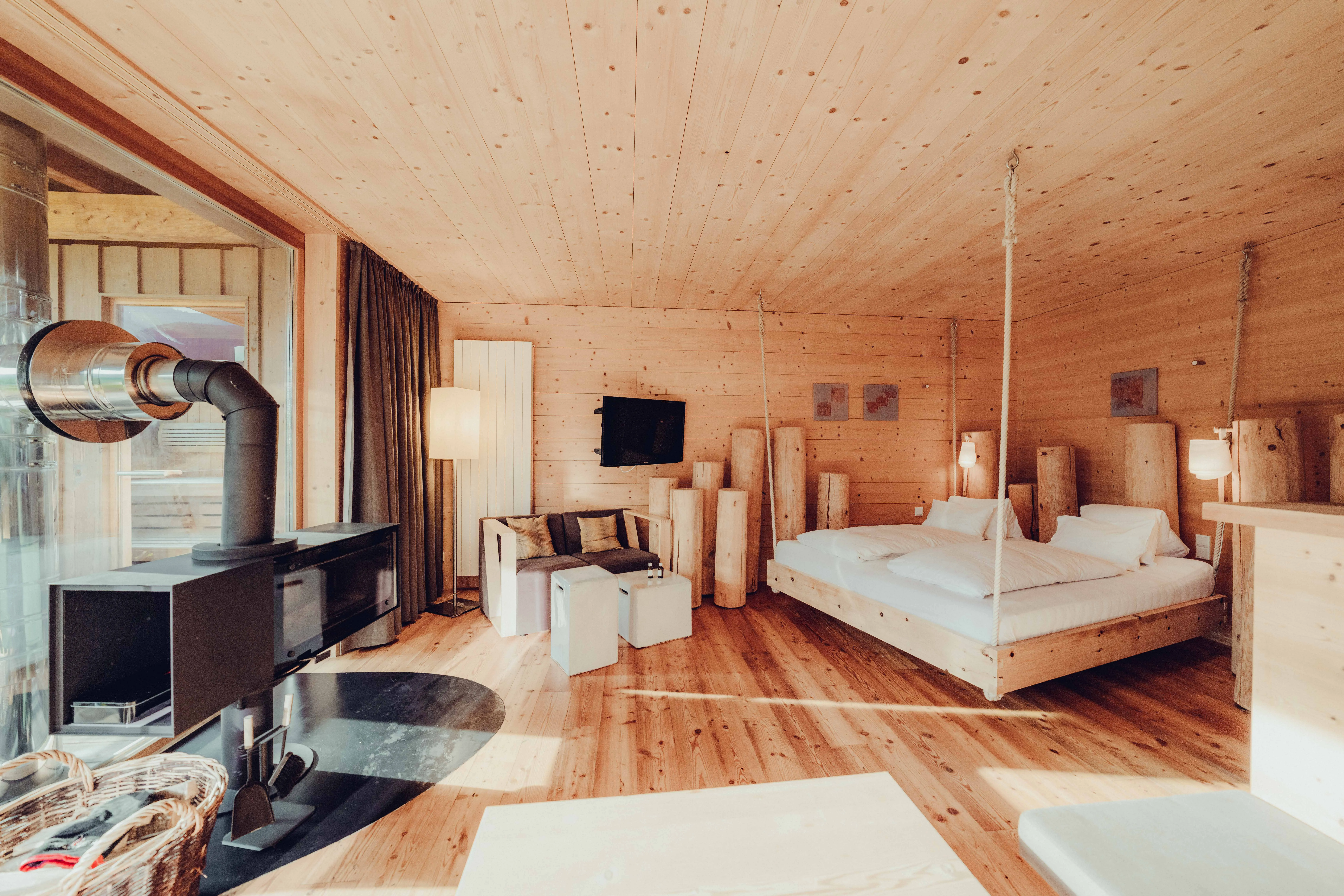 Hotelzimmer mit Zirbenholz Betten