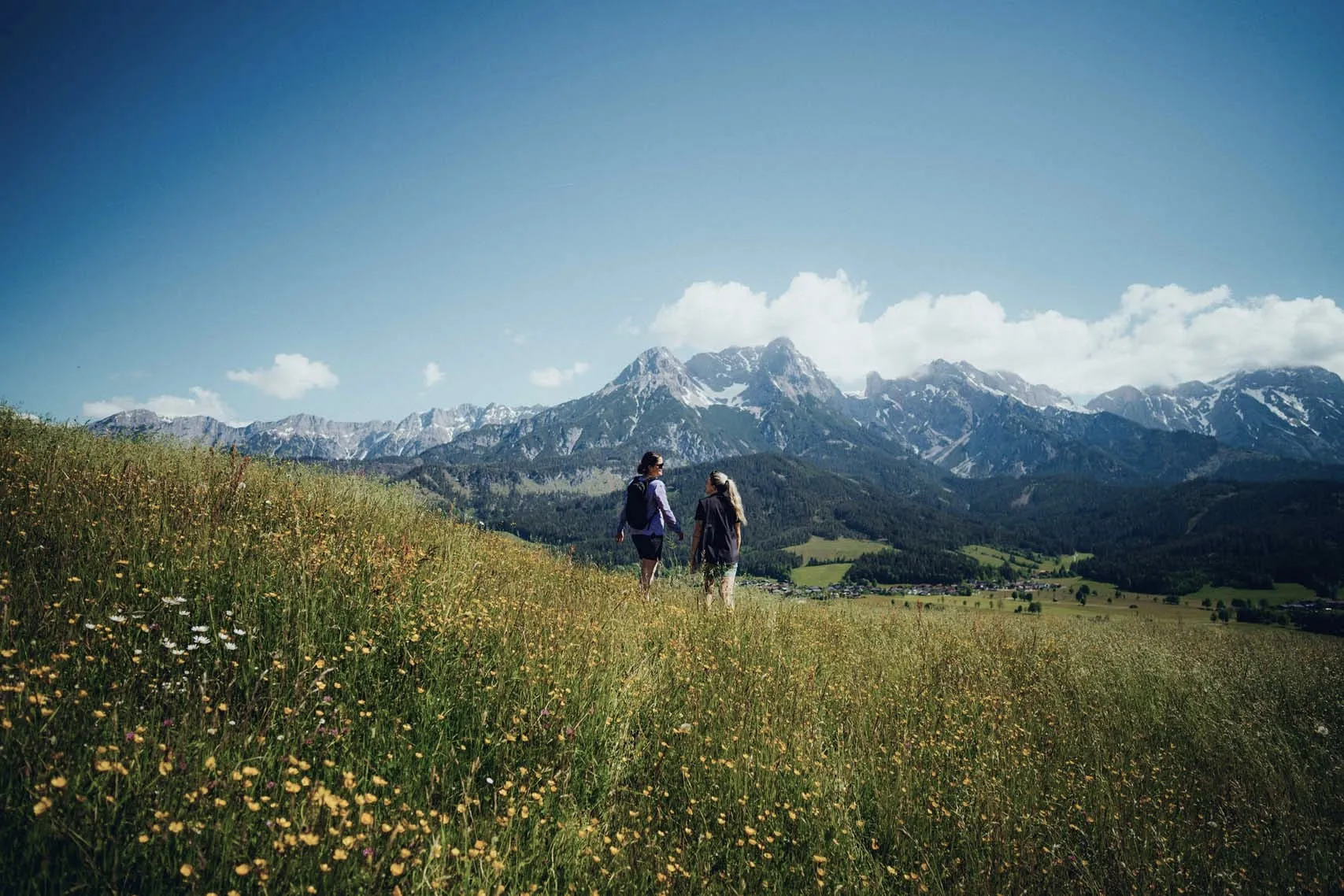 Zwei Frauen wandern im Sommer