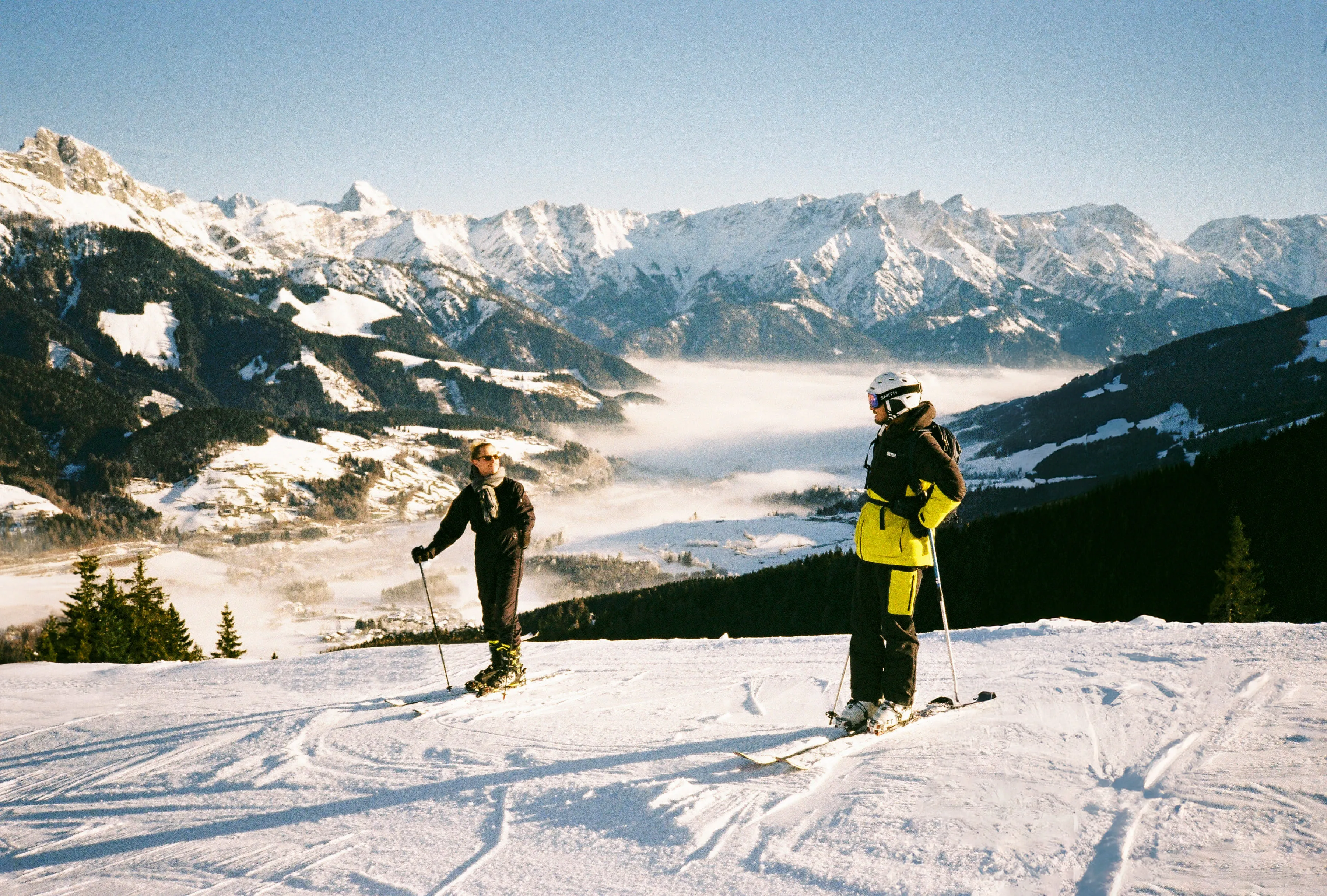 Gruppe von Skifahrern am Gipfel