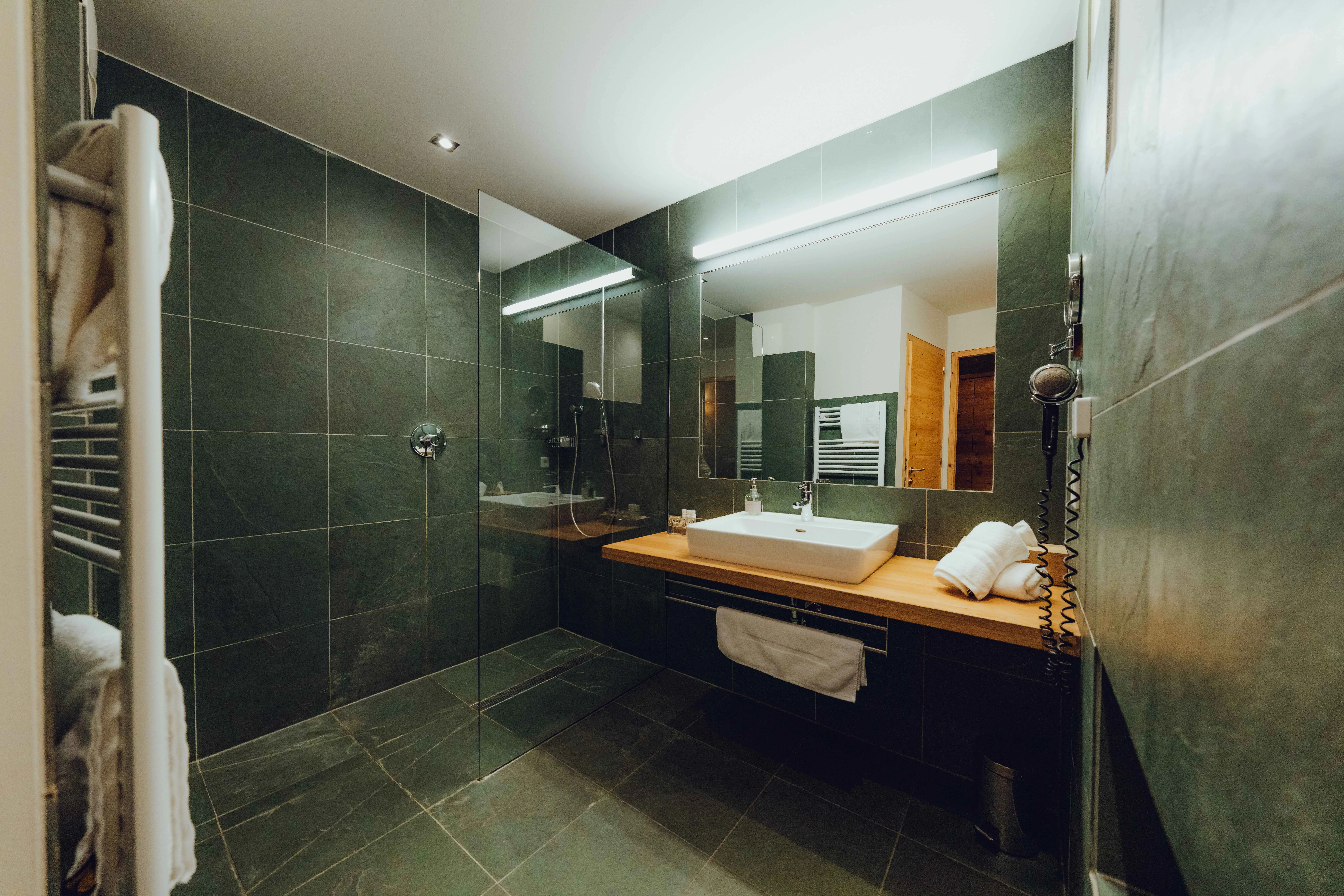 Hotelbadezimmer mit Spiegel