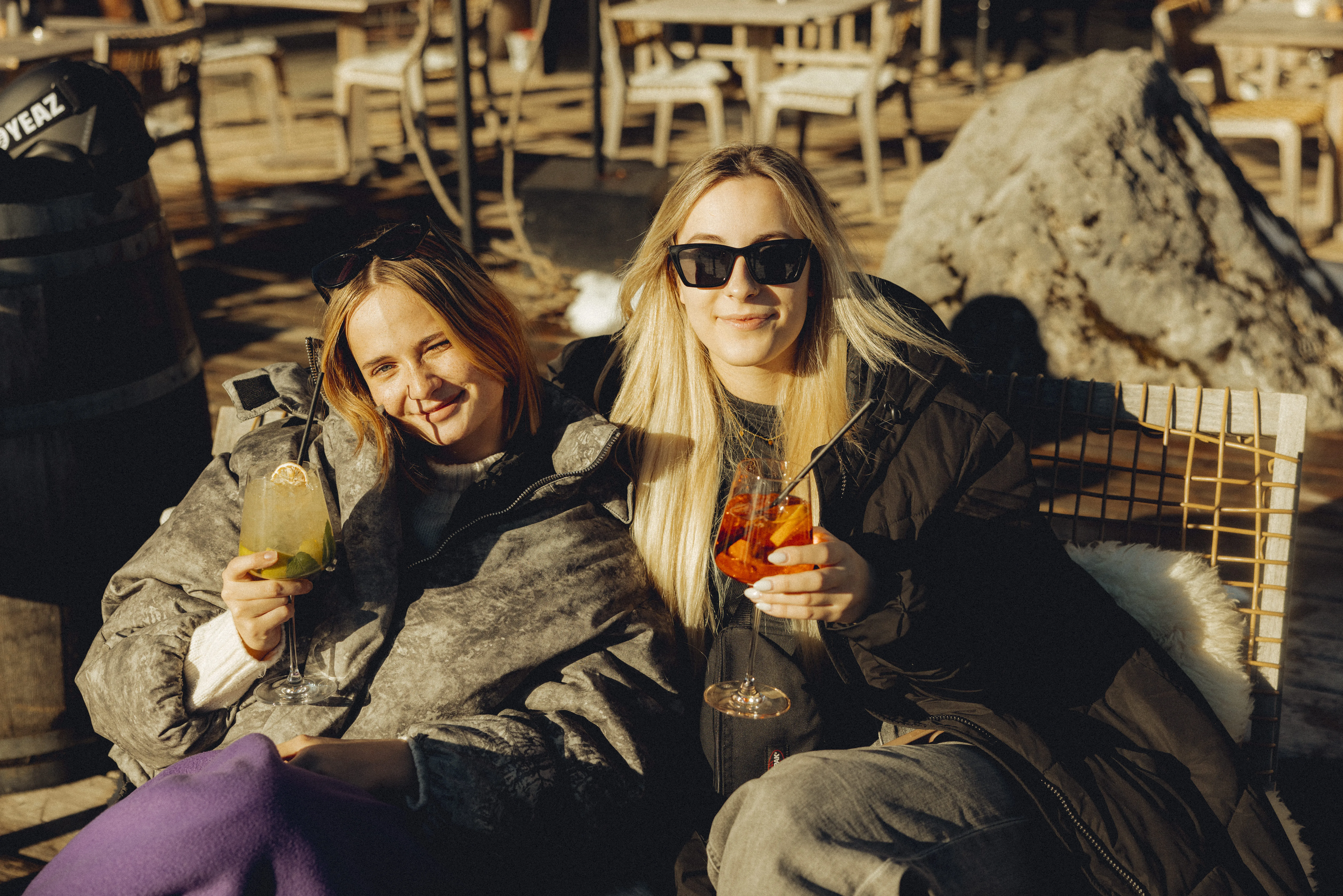 Frauen beim Apres Ski