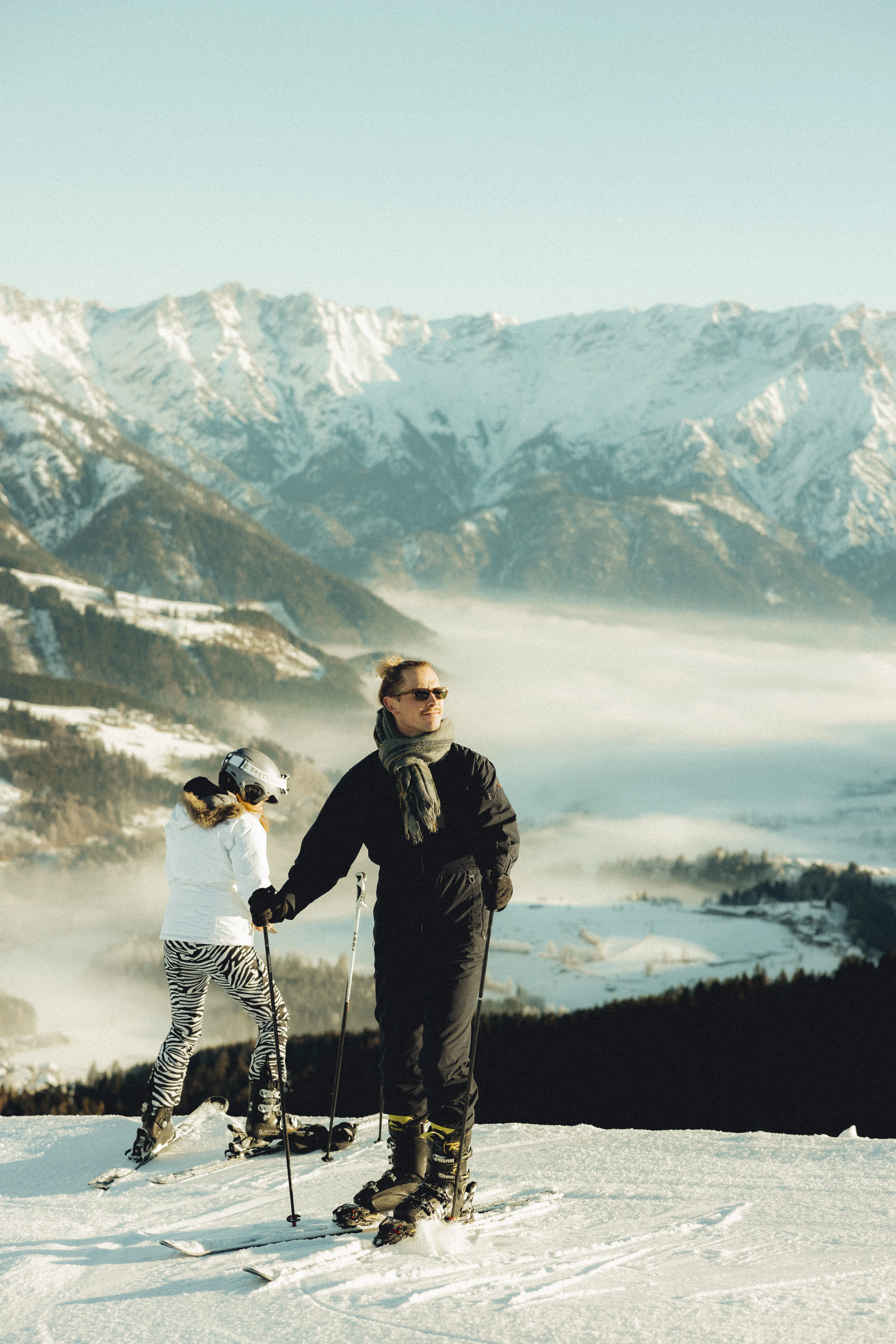 Zwei Skifahrer in der Sonne auf der Piste