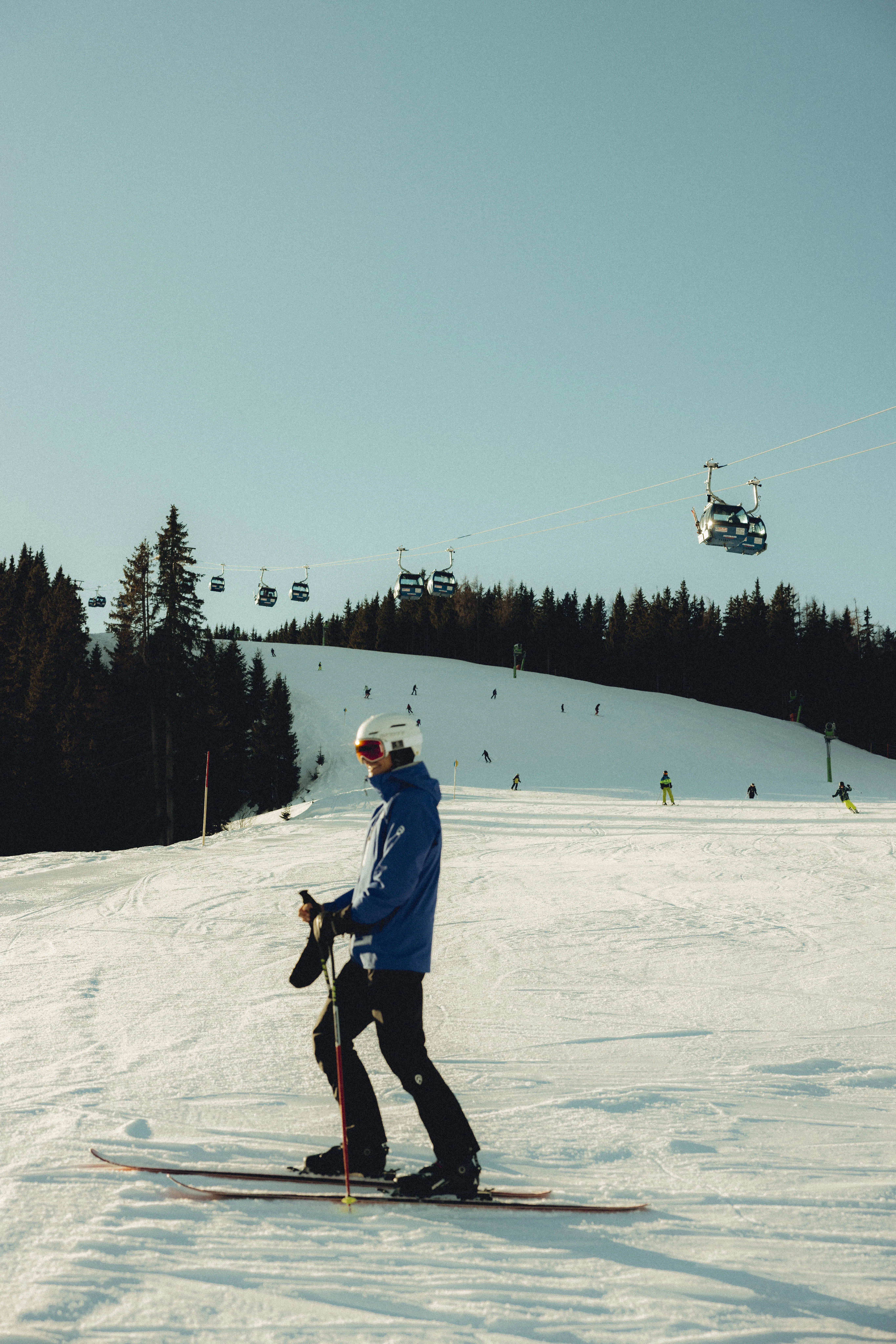 Skifahrer in der Sonne auf der Piste