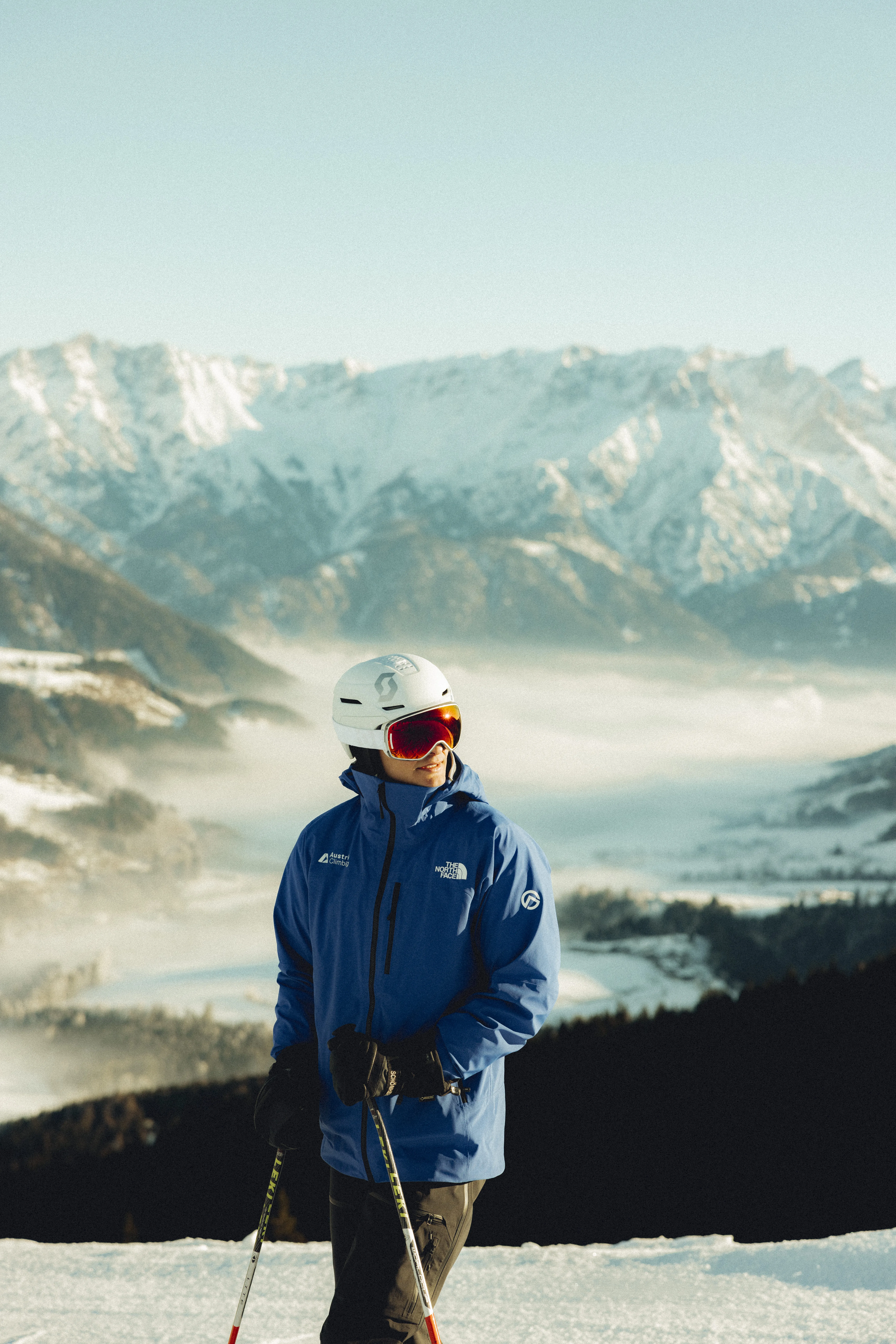 Skifahrer in der Sonne auf der Piste