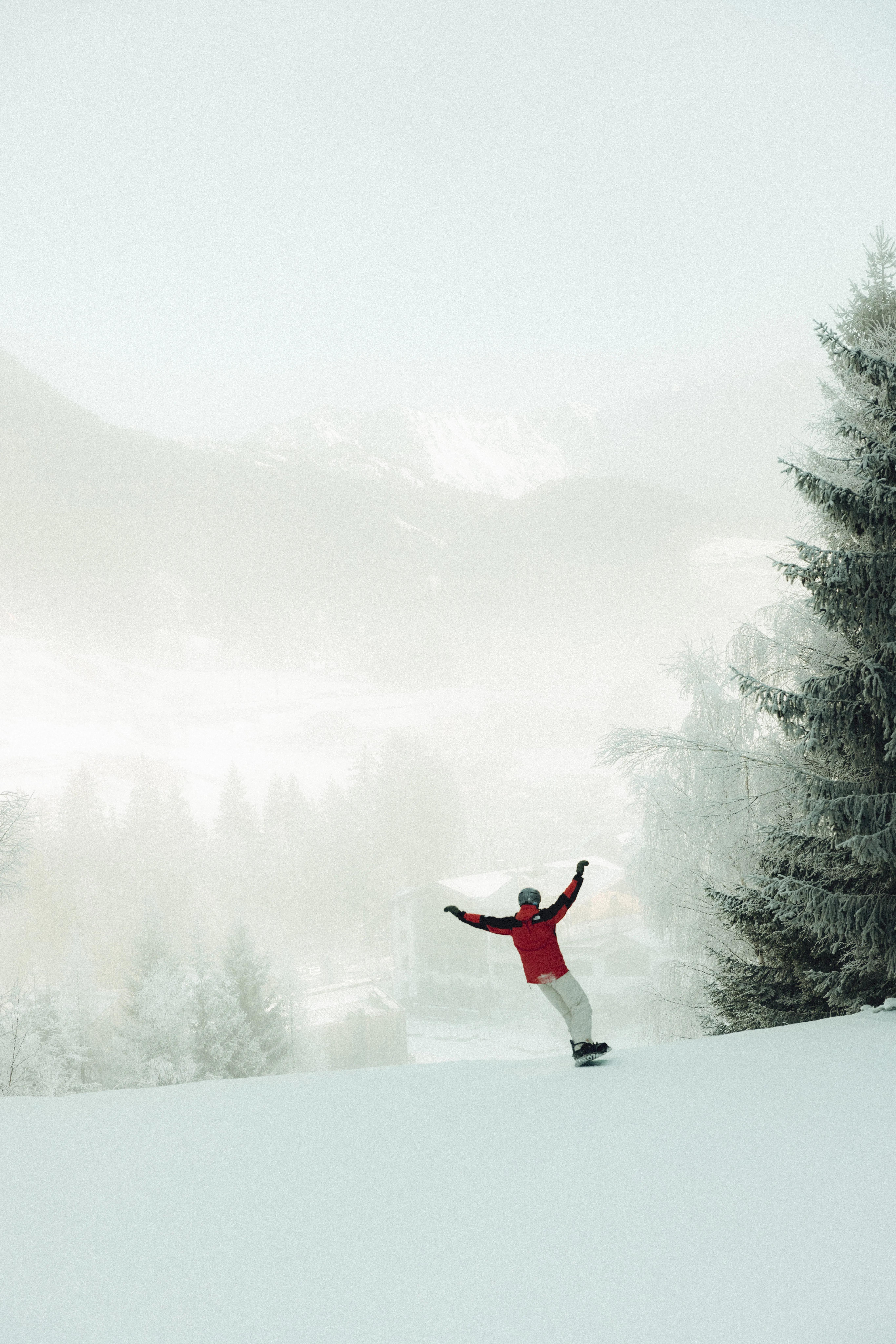 Snowboarder in der Sonne auf der Piste